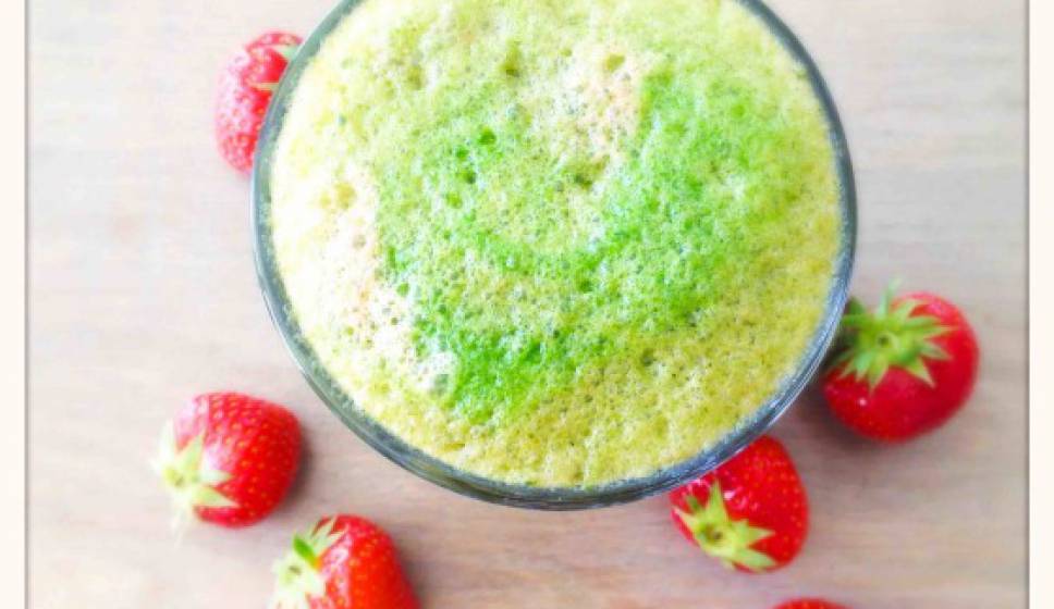 Summer Green Juice with Strawberries (Great for Glowing Skin!)