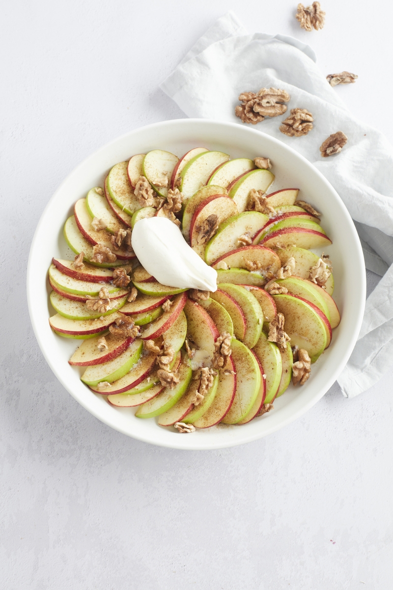 Gebakken appeltjes met notencrumble, uit mijn nieuwe boek ‘Low Carb on a Budget’. Glutenvrij, zonder toegevoegde suikers.