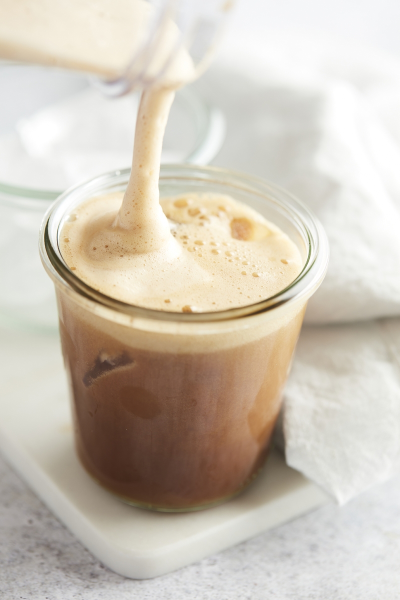 Boost je energie met deze Iced Collagen Coffee (Keto IJskoffie) & Collagen Latte + Tips voor een Hormoonproof koffie