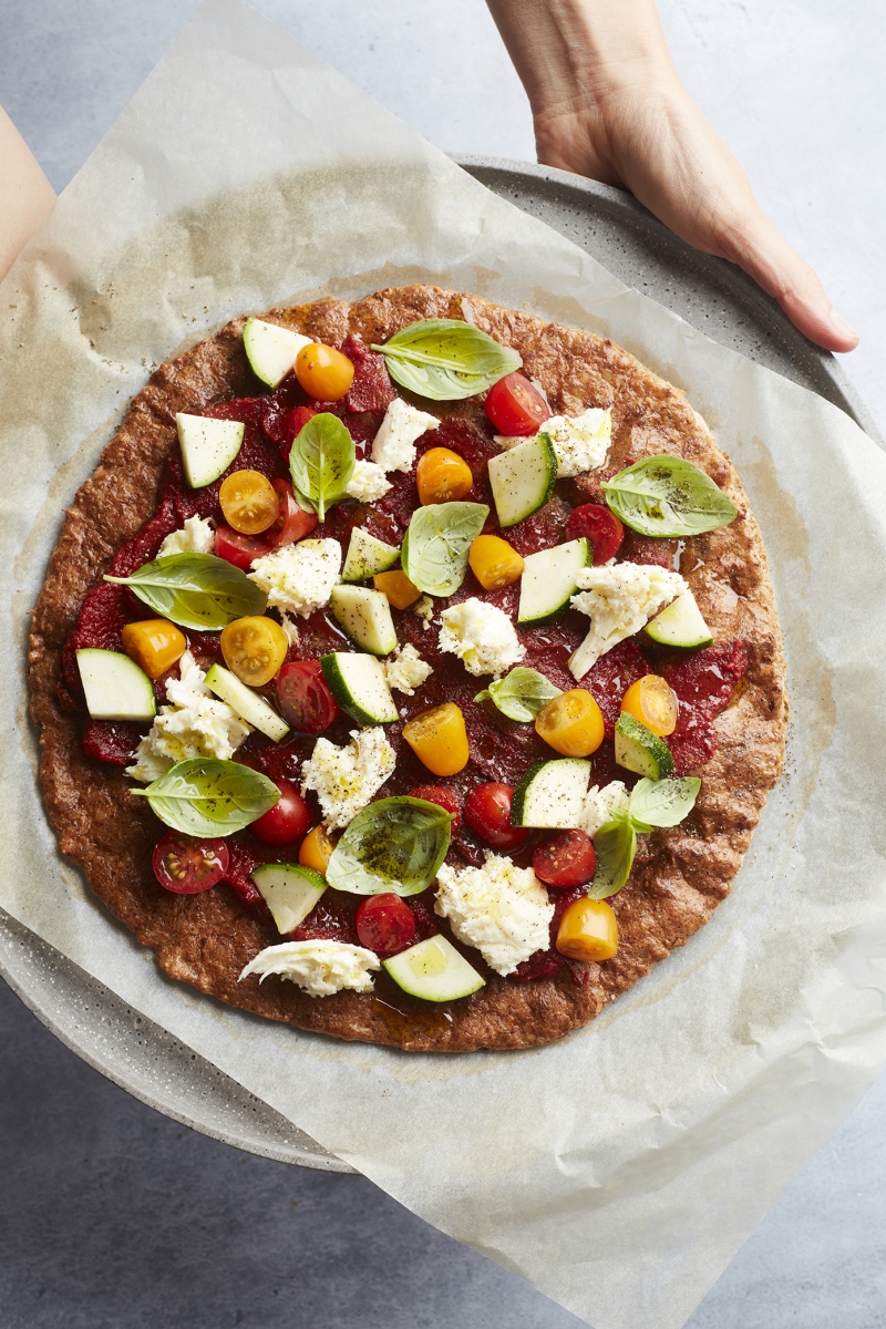 Keto Pizza met Cheesy Korst in 15 Minuten (maar 3 hoofdingrediënten!) (Low Carb, Granenvrij, Glutenvrij, Vegetarisch + Vegan Opties)
