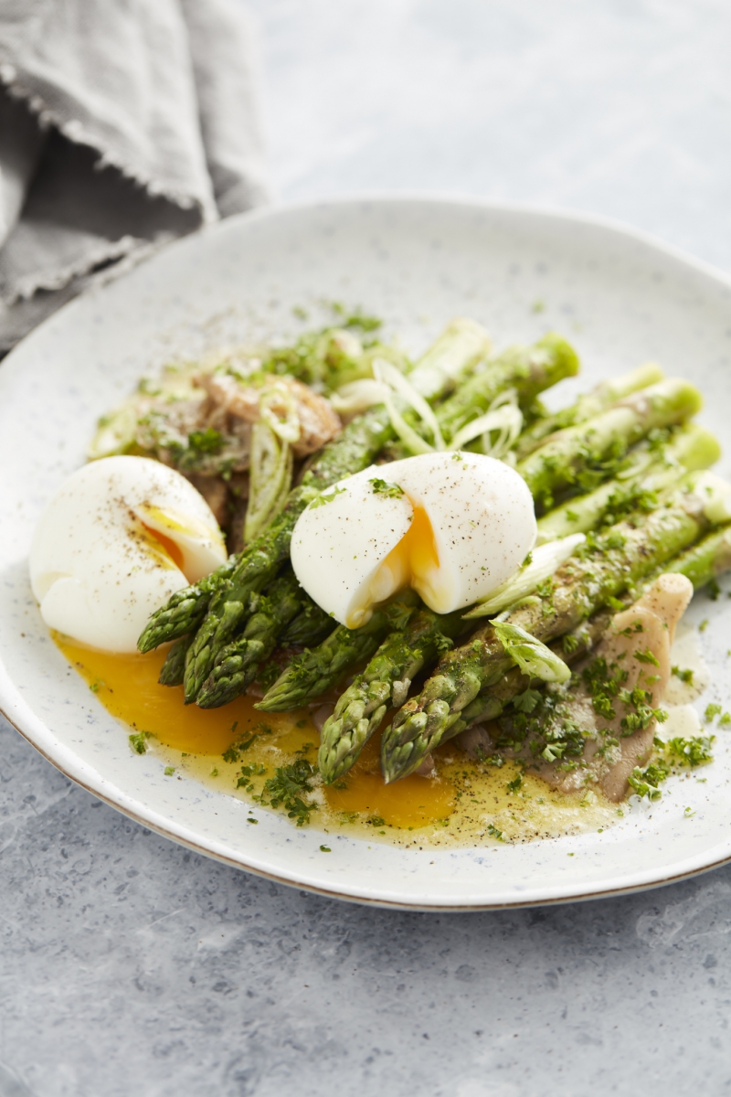 Asparagus à la flamande with baked oyster mushrooms
