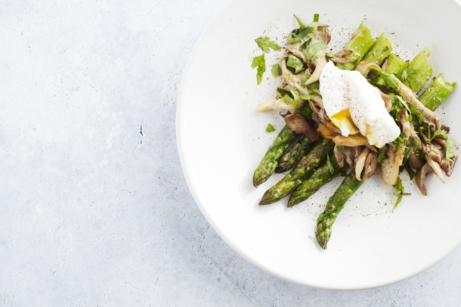 Grilled Asparagus with Mushrooms & Poached Egg - Vegetarian Keto Recipe - Start to Keto eBook