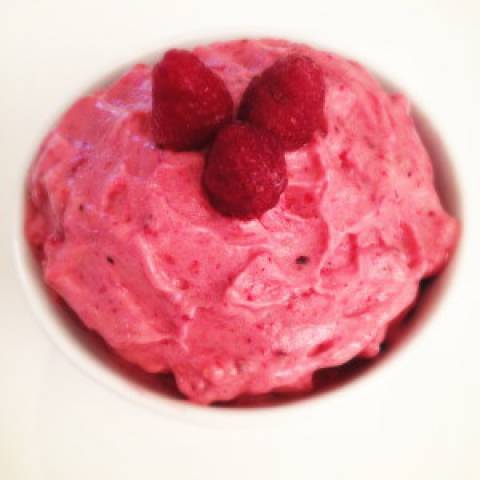 Raw Vegan Bananenijs met Bessen (Slechts 3 Ingrediënten!)
