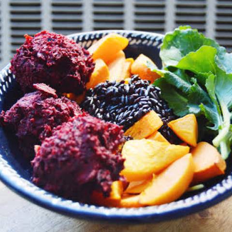 Buddha Bowl with Beetroot Falafel | Inspiration: Isabelle from The Plantiful & Jenné from Sweet Potato Soul