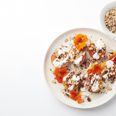 Gebakken nectarine met pecan-cashewcrumble