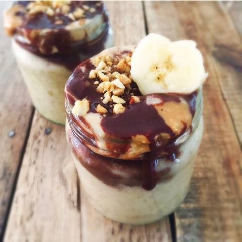 ‘Snickers’ Bananenijs met Chocolade en Gezouten Pindasaus