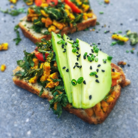 Toast met Tempeh Scramble | Glutenvrij Amandelbrood