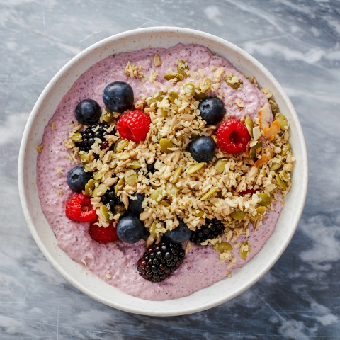 Vegan Keto Ontbijt: Chiapudding met Aardbeien en Granola| Koolhydraatarm, Suikervrij, Paleo