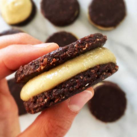 Vegan Oreo Cookies | Zachte Chocoladekoekjes + Vanille-Cashewroom