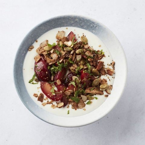 Yoghurt met Keto Granola en Gebakken Pruim