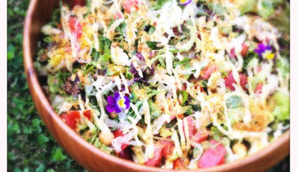 Platte Buik Salade met Tomaat & Kikkererwten (Snelle Vegan Lunch)
