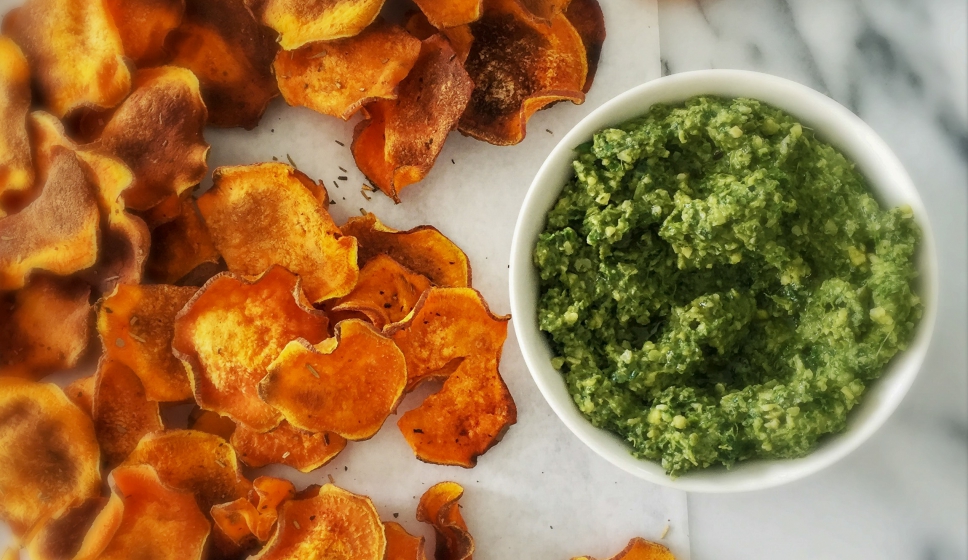 Ovengebakken Chips van Zoete Aardappel met Boerenkoolpesto | Vegan, Paleo (+ Koolhydraatarme Keto Chips)