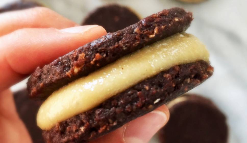 Vegan Oreo Cookies | Zachte Chocoladekoekjes + Vanille-Cashewroom