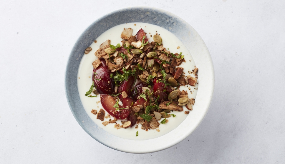 Yoghurt met Keto Granola en Gebakken Pruim