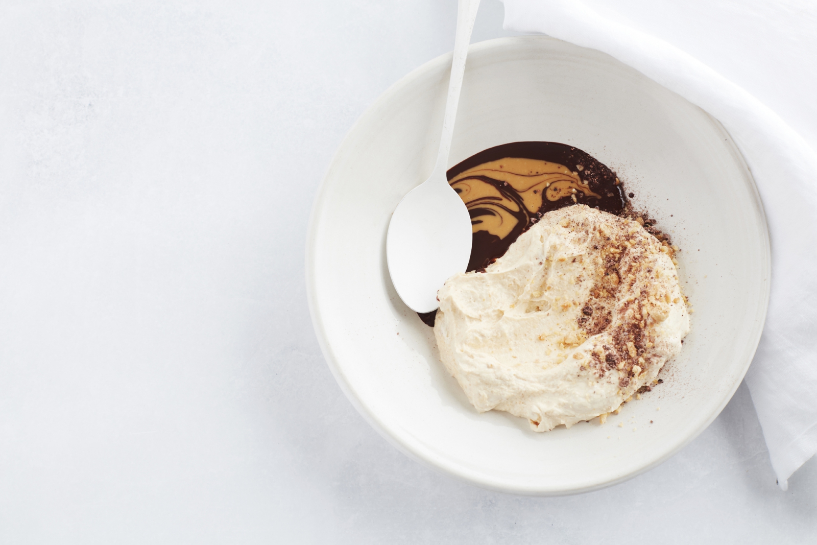 ‘Nutella’ Mousse met Chocolade Hazelnoot Keto Granola (Vegan, Low Carb)