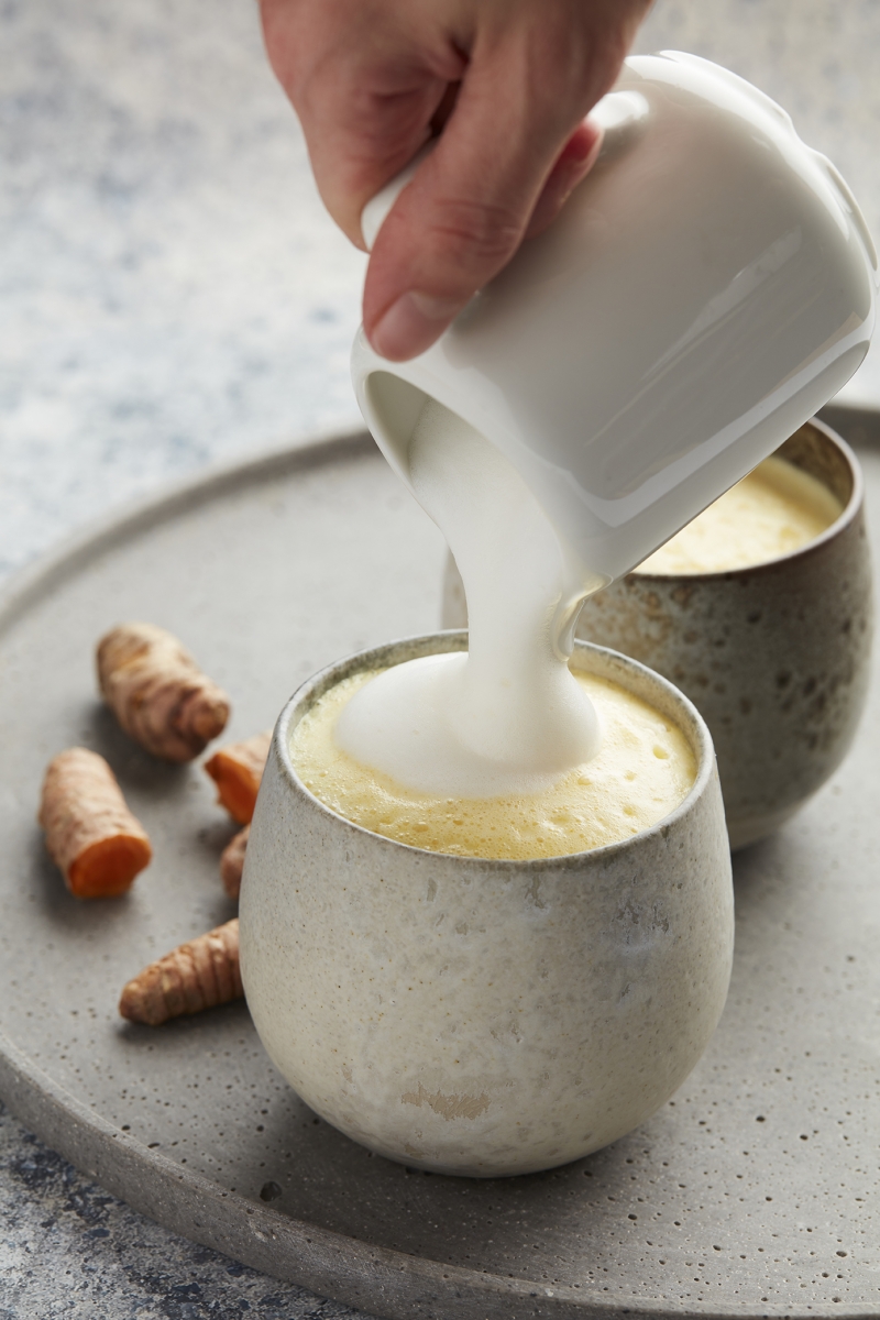 Dalgona Kurkuma Latte | Gouden Melk Frappuccino (Vegan, Keto, Low Carb, Suikervrij, Paleo, Whole 30)
