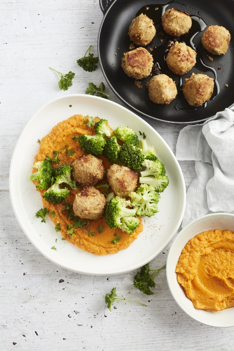 Kids-Proof Meal: Carrot mash with meat balls, from my new book ‘Low Carb on a Budget’. Gluten free, dairy free