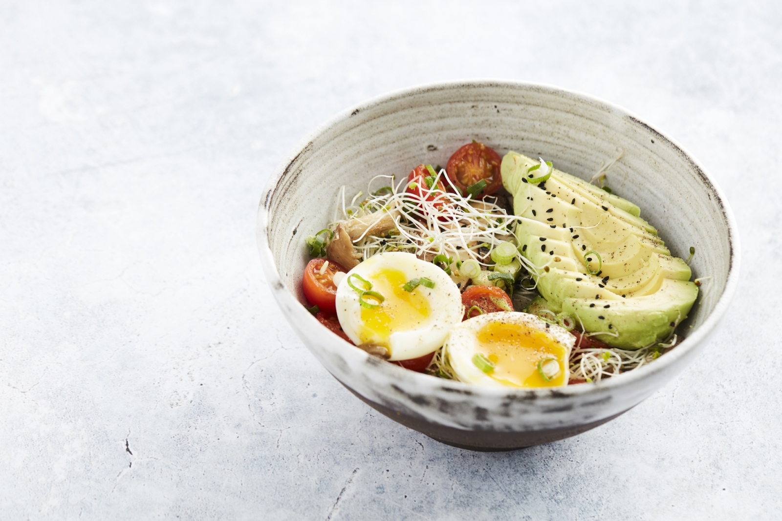 This egg and avocado breakfast bowl is the perfect quick low carb meal, ready in just 10 minutes and loaded with protein, healthy fats and fiber