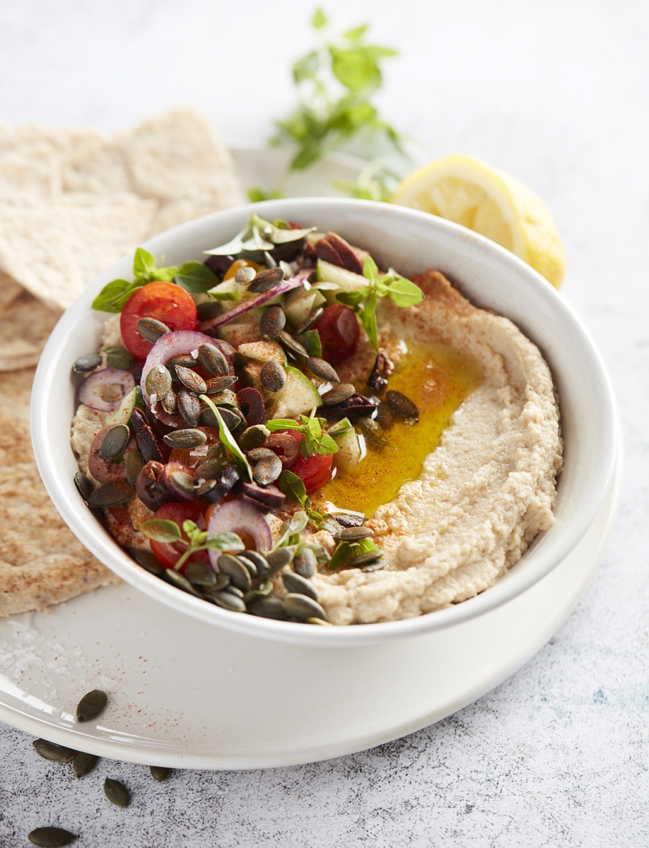 Deze keto hummus van geroosterde bloemkool is volledig bonenvrij, low carb en onweerstaanbaar lekker! Voorbereid in 10 minuten.