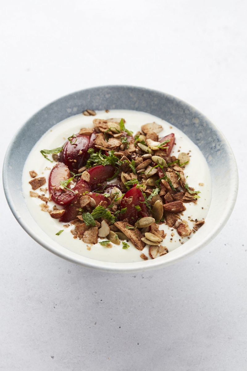 Back to school ontbijt: yoghurt met keto granola en gebakken pruim