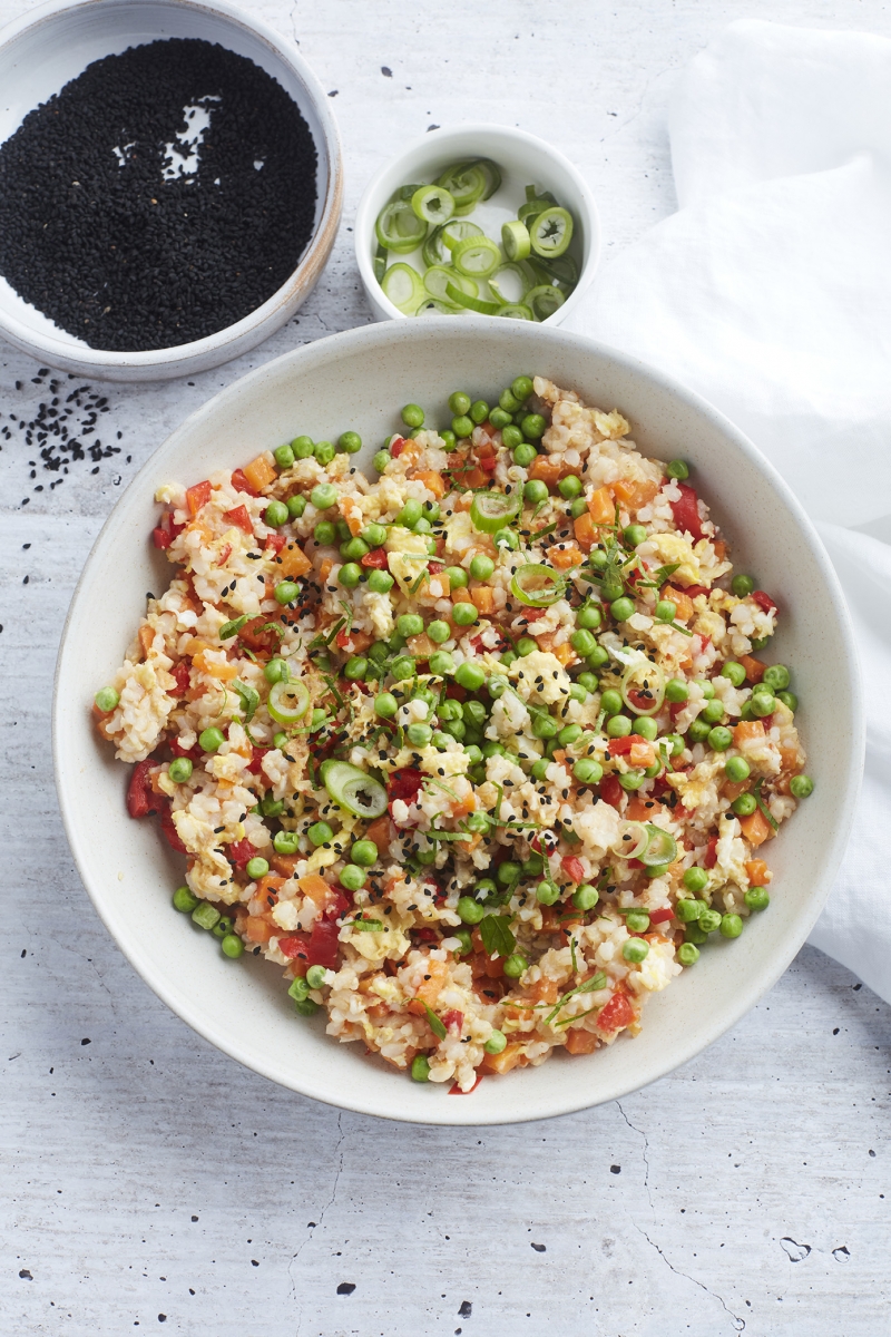 Zin in de heerlijke smaken van nasi goreng, maar dan in een lichtere en verrassend voedzame versie? Proef deze Low Carb Nasi Goreng met Bloemkoolrijst.