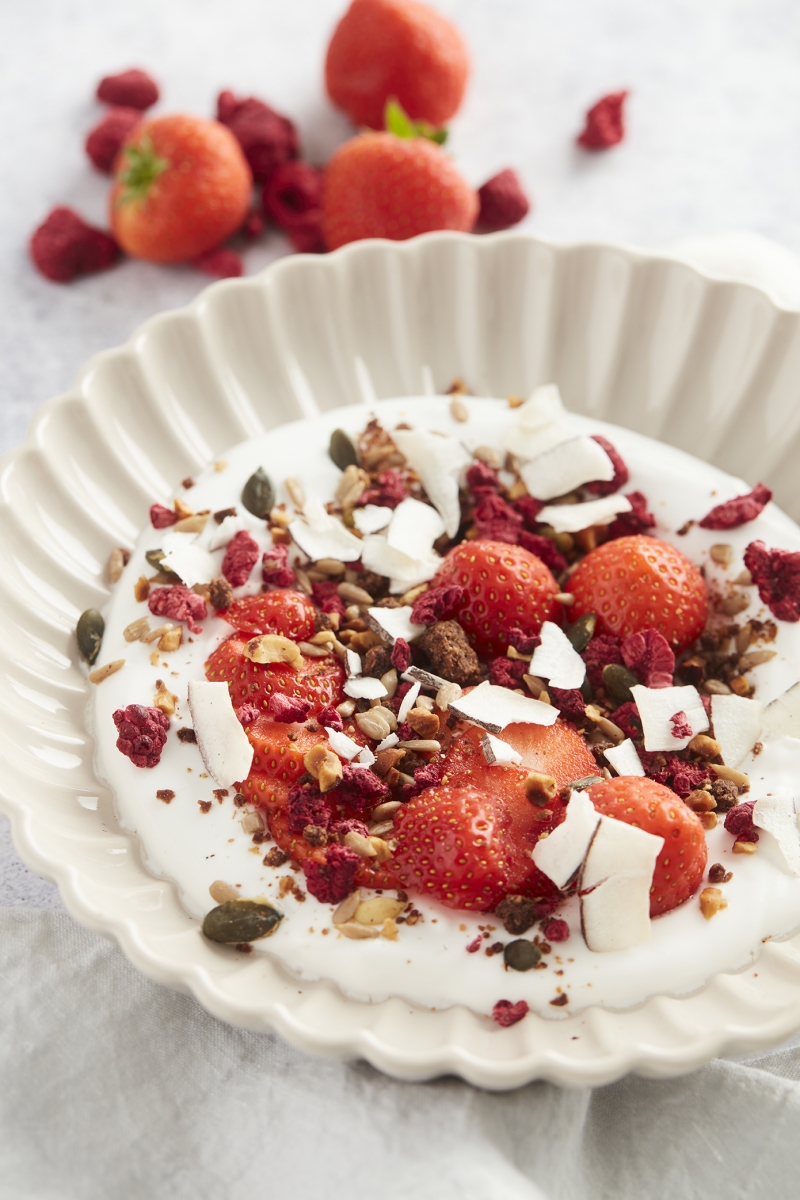 Yoghurt Bowl met Collageen en Rood Fruit. Eenvoudig Low Carb Ontbijt voor een Stralende Huid en Soepele Gewrichten.