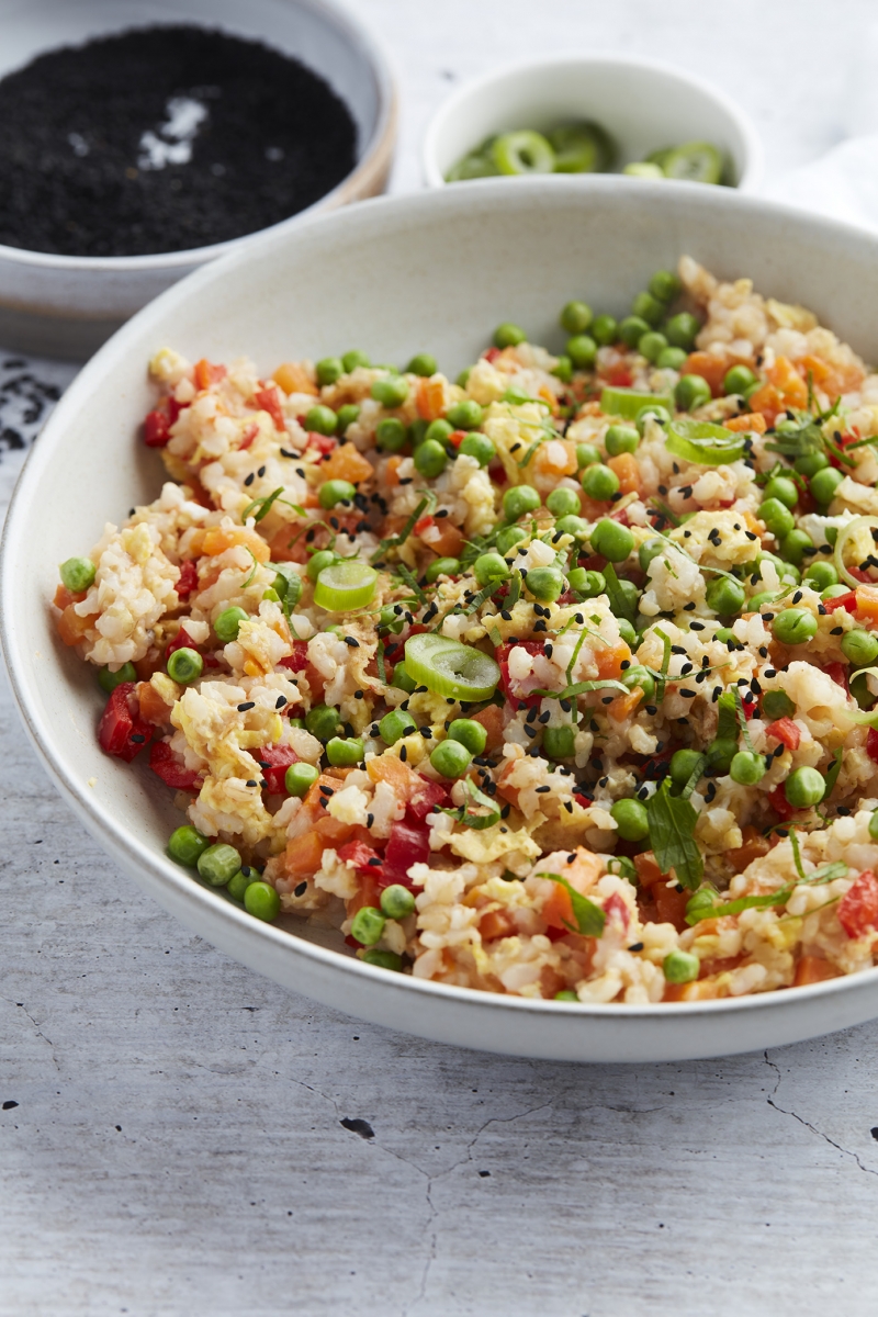 Zin in de heerlijke smaken van nasi goreng, maar dan in een lichtere en verrassend voedzame versie? Proef deze Low Carb Nasi Goreng met Bloemkoolrijst.