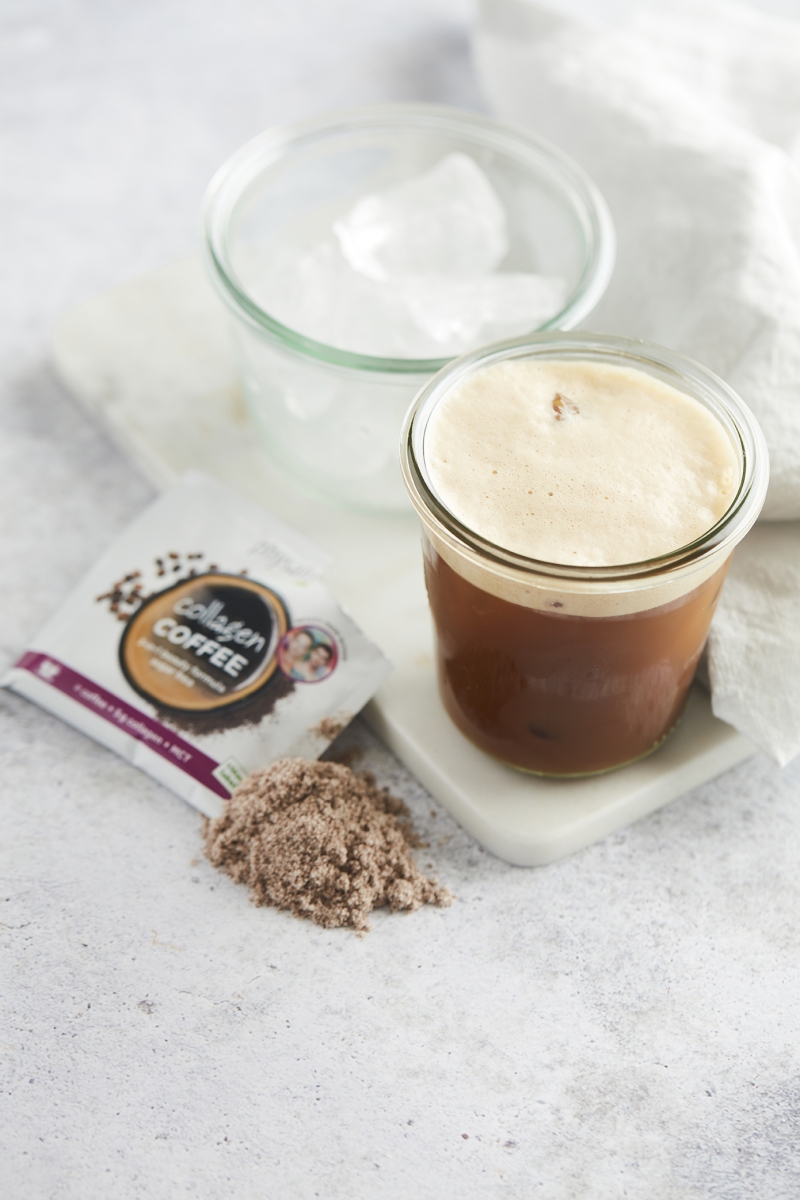 Boost je energie met deze Iced Collagen Coffee (Keto IJskoffie) & Collagen Latte + Tips voor een Hormoonproof koffie