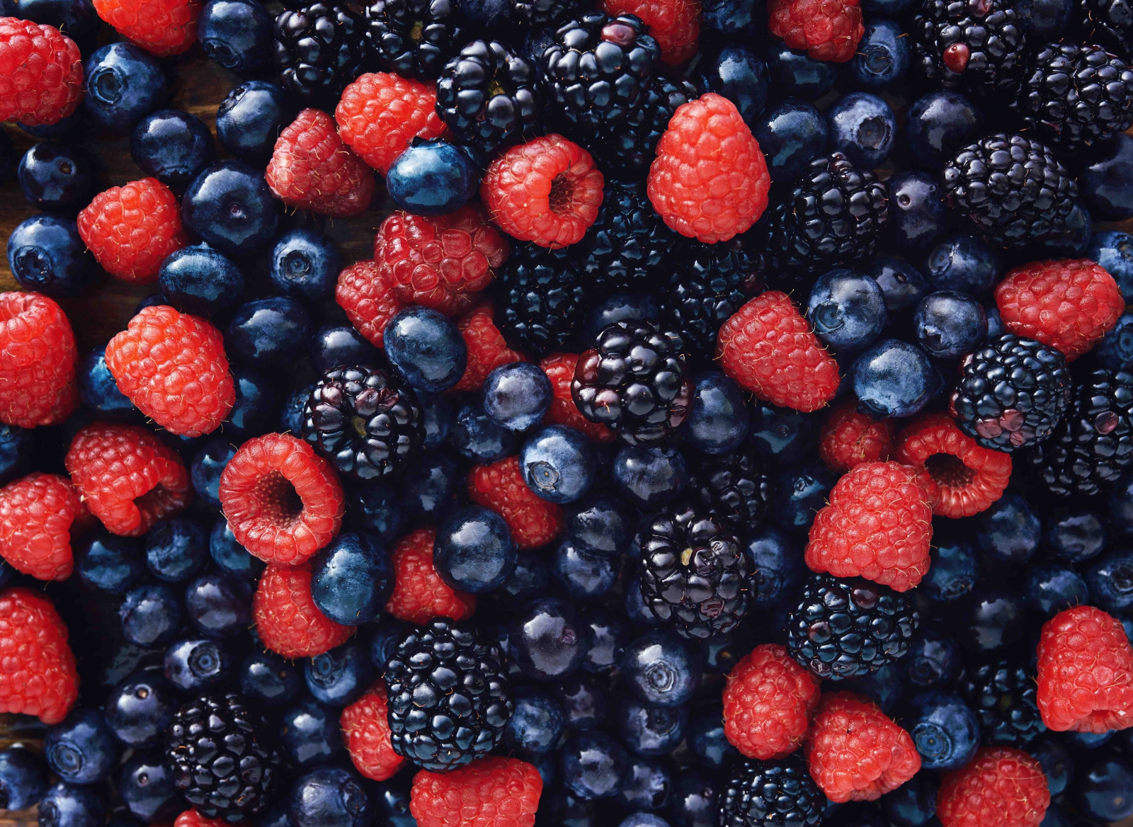 Berries are an excellent source of slow carbohydrates and fiber
