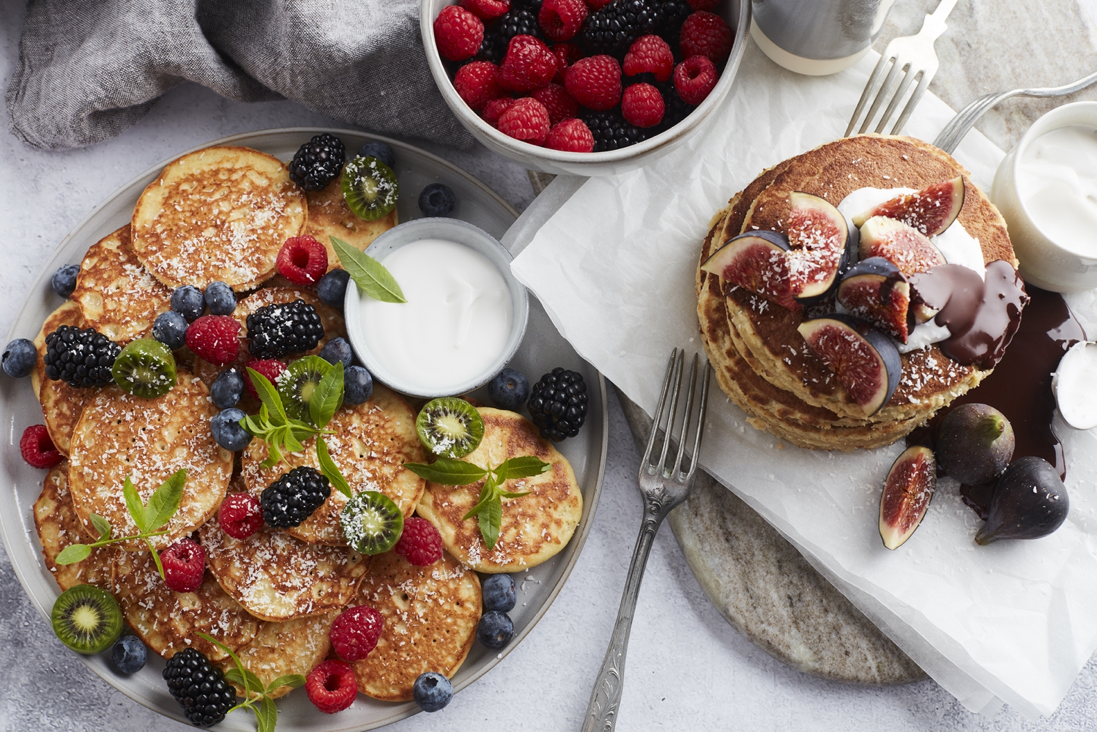 Keto Pancakes, 2 keer (links: dunne mini-pannenkoekjes met amandelmeel, rechts: dikke 'American' pancakes met kokosbloem)_Keto in 15 Minuten Mediterraan