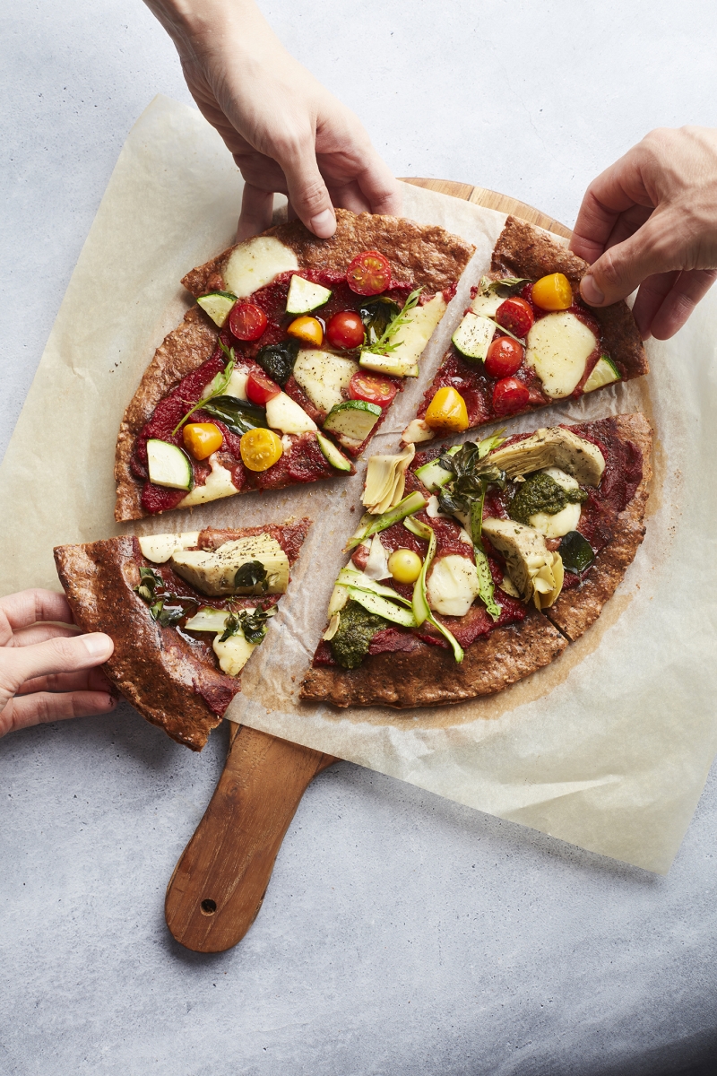 Keto Pizza met Cheesy Korst in 15 Minuten (maar 3 hoofdingrediënten!) (Low Carb, Granenvrij, Glutenvrij, Vegetarisch + Vegan Opties)