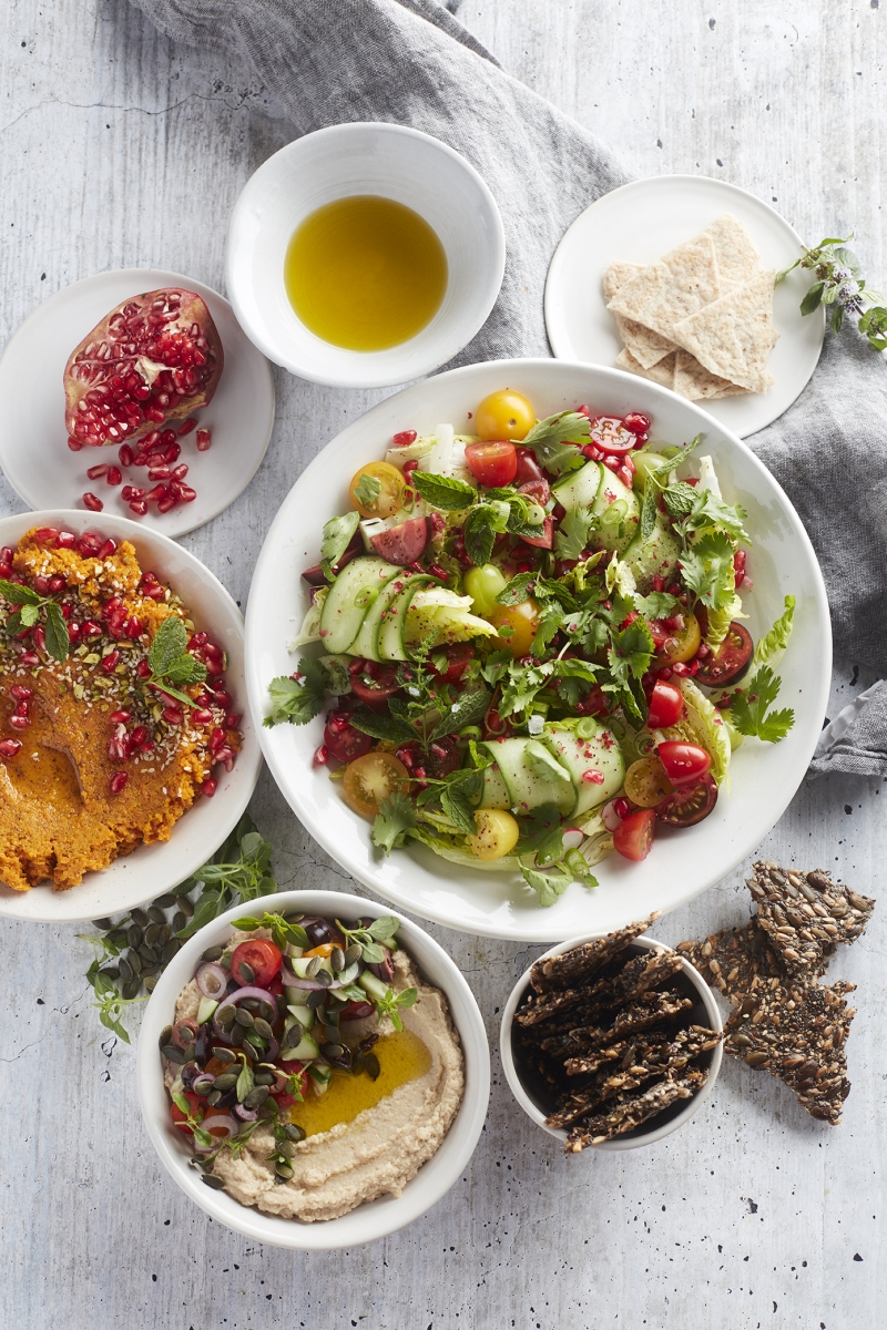 Libanese Mezze met Bloemkoolhummus, Harissa Worteldip, Zadencrackers, Fattoush Salade en Keto Flatbread_Keto in 15 Minuten Mediterraan