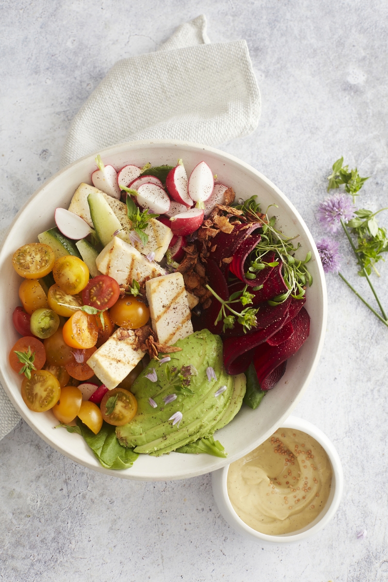 Low Carb Cobb Salade met Kokosbacon + de Ultieme Fat-Burner Saladedressing (Vegan + Vegetarische opties, Glutenvrij, Lactosevrij)