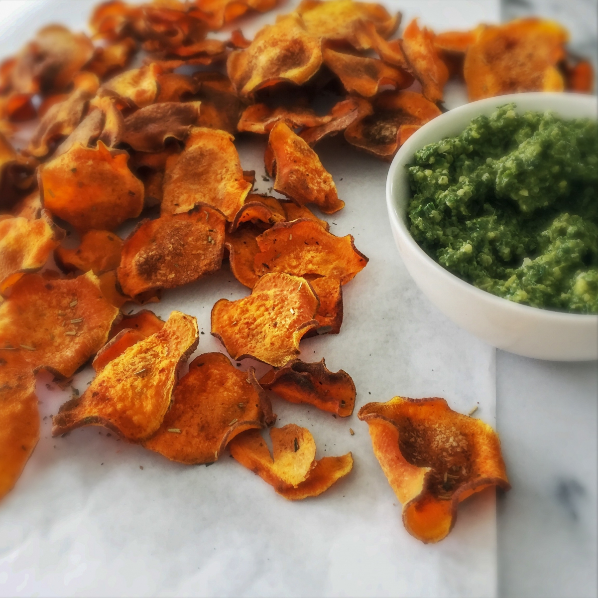 Ovengebakken Chips van Zoete Aardappel met Boerenkoolpesto | Vegan, Paleo (+ Koolhydraatarme Keto Chips)