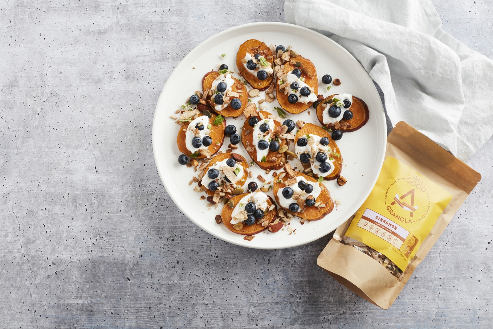 Op zoek naar eenvoudige glutenvrije ontbijtrecepten? Start je dag boordevol energie met deze Zoete Aardappel Toast met Yoghurt en Granola!
