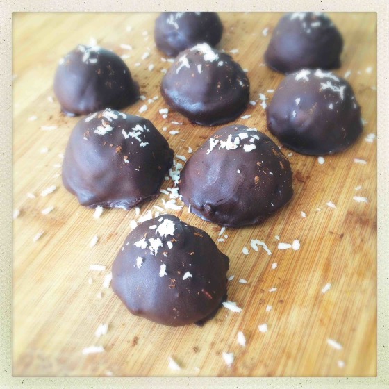 Raw Chocolate Coconut Balls (Just Like Bounty Truffles!)