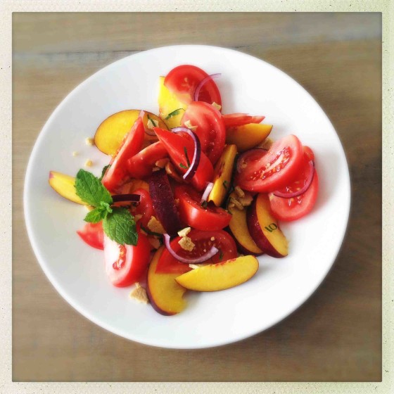 Nectarine-Tomaat-Salade met Amandel-Cashew-Kaascrumble & Basilicum-Vinaigrette