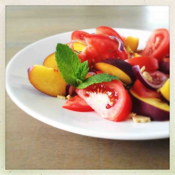 Nectarine-Tomaat-Salade met Amandel-Cashew-Kaascrumble & Basilicum-Vinaigrette